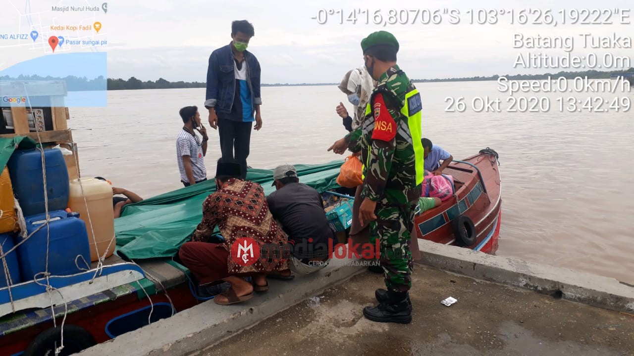 Di Pelabuhan Sungai Piring, Serda Januar Koramil 12/Batang Tuaka Maksimalkan Upaya Pencegahan