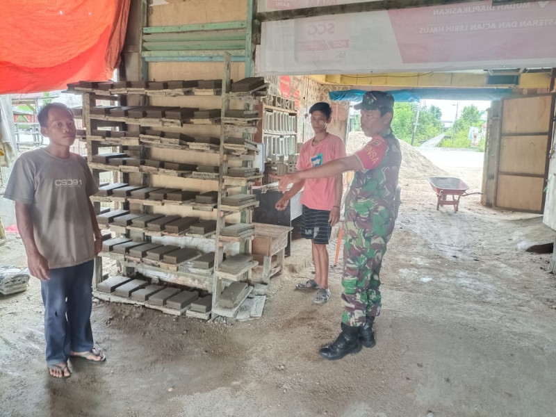 Gelar Komsos, Babinsa Koramil 03/Tpl Motivasi Pembuat Batako di Desa Harapan Jaya