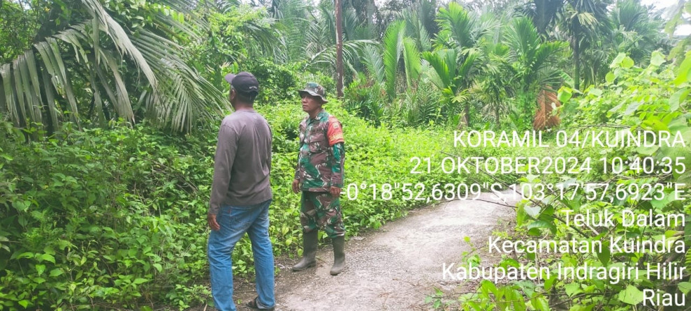 Babinsa Serda Erwin Savitri Cegah Kebakaran Hutan dan Lahan Melalui Patroli Rutin