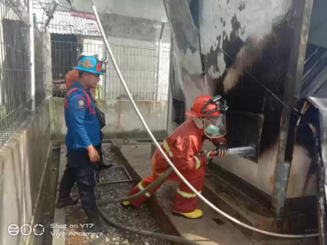 Diduga Korlseting Listrik, Sejumlah Ruang Tower Indosat di Bathin Solapan, Bengkalis Terbakar