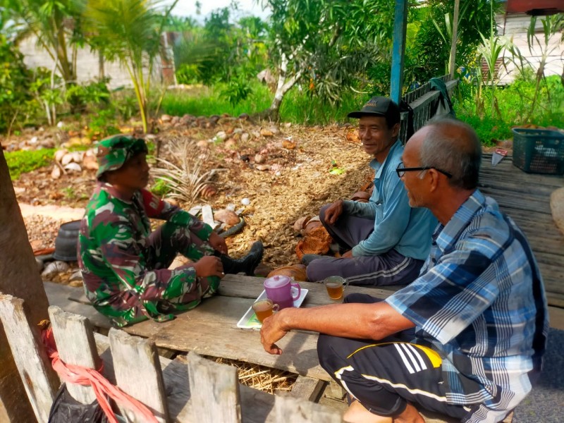 Lebaran Idul Fitri 1446 H, Babinsa Koramil 03/Tpl Sambangi Tomas Dikediamannya