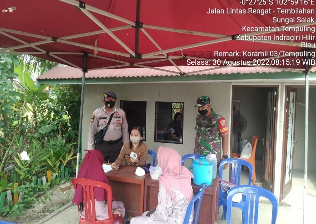 Babinsa 03/Tempuling Sertu Paryono Dampingi Pelaksanaan Vaksinasi Di Sungai Salak