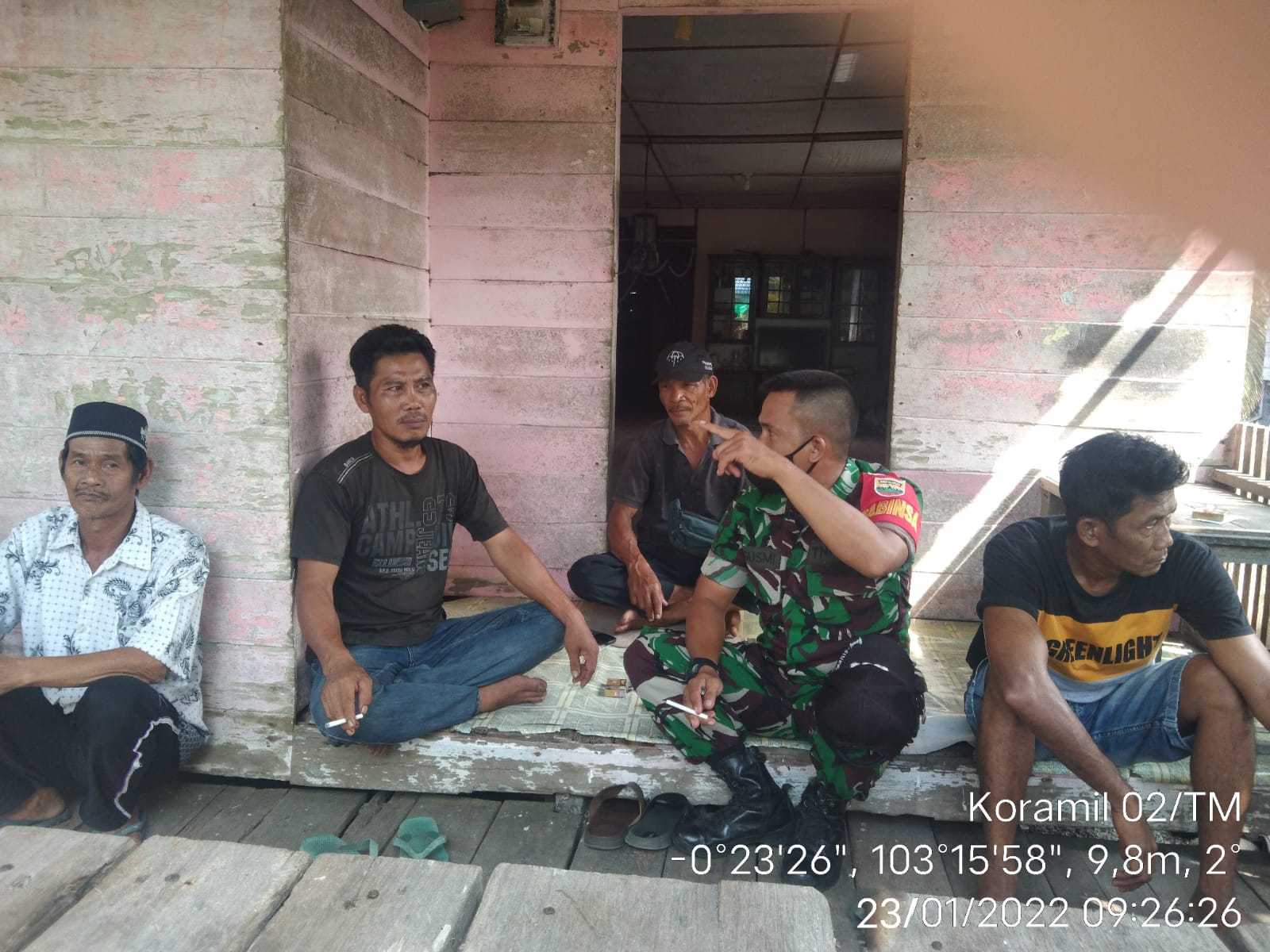 Komitmen Bagun Kebersamaan, Babinsa Koramil 02/Tanah Merah Aktip Lakukan Komsos