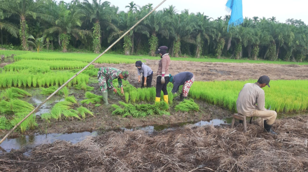 Babinsa Koramil 07/Reteh Berkomitmen Mencegah Bahaya Narkoba