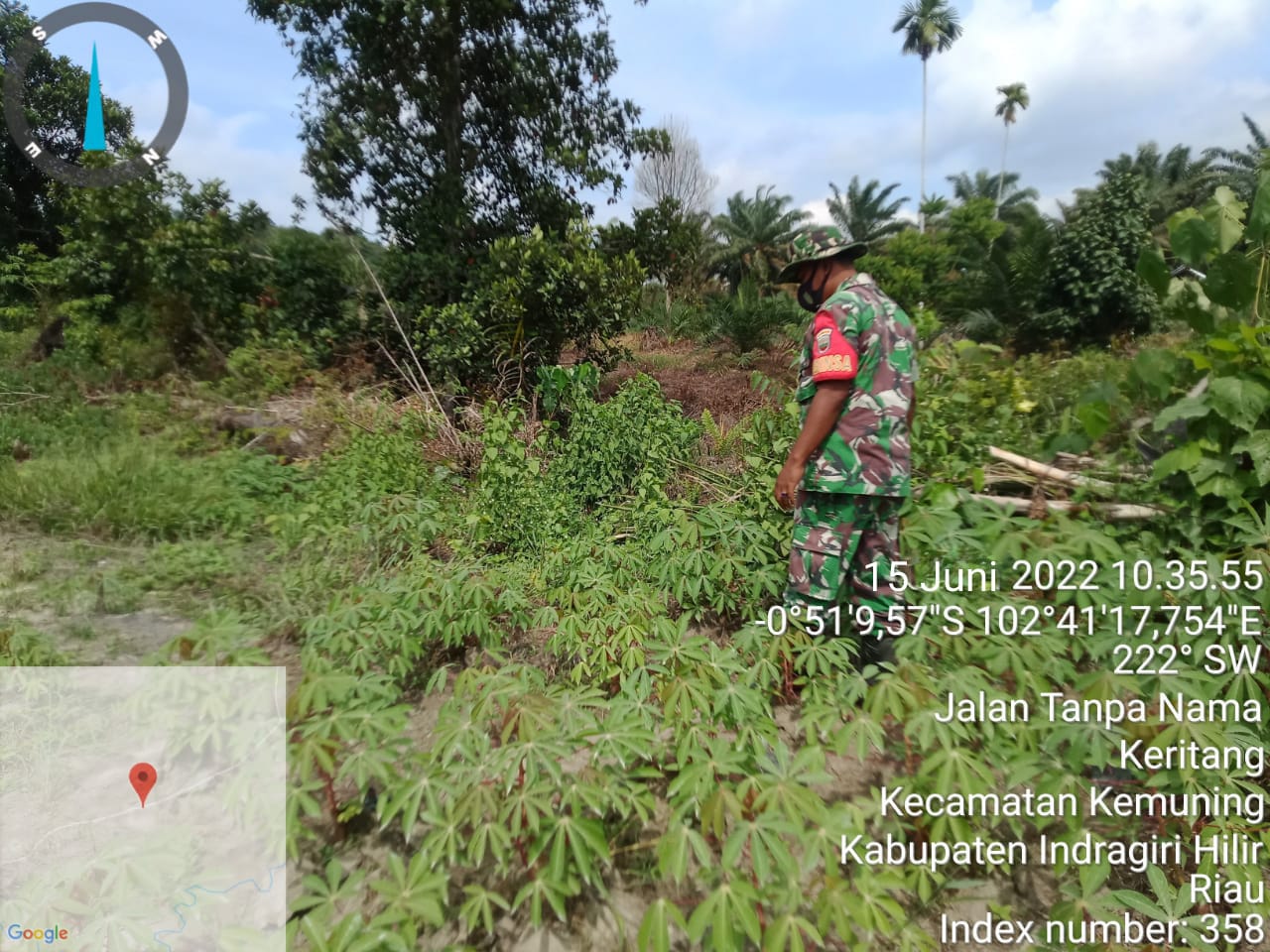 Babinsa Koramil 09/Kemuning Serka M, Ridwan Terus Lakukan Pembersihan Gulma di Wilayah Binaan