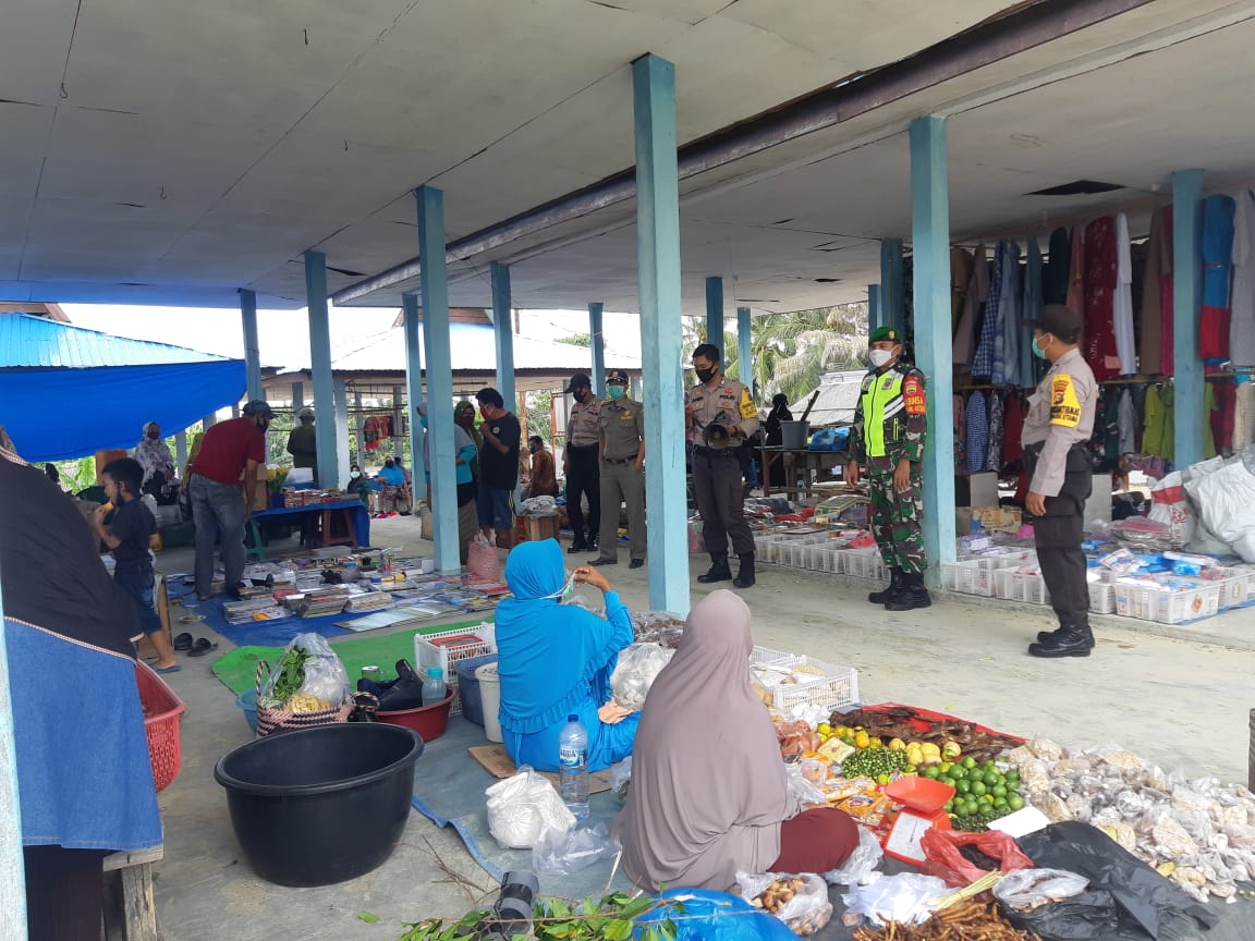 Penegakan Disiplin Diterapkan, TNI/Polri Lakukan Penjagaan di Pasar Tradisional Siak