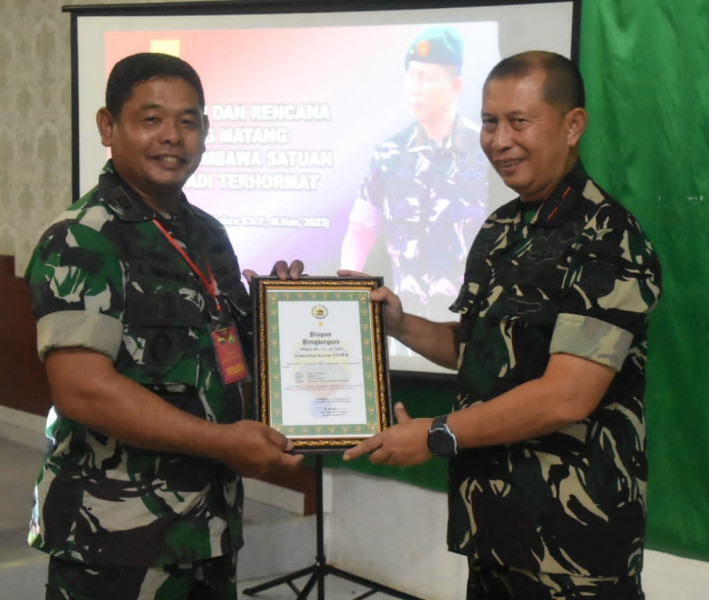 Berprestasi, Danramil 09/Kemuning Terima Penghargaan Dari Danrem 031/Wira Bima
