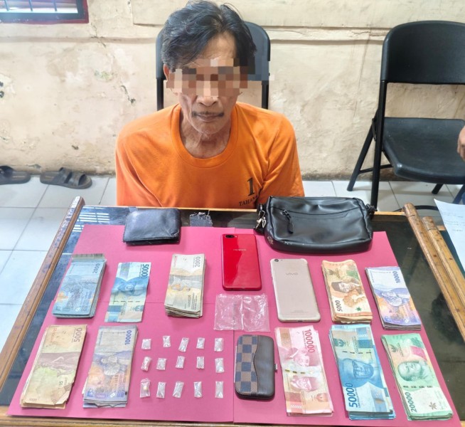 Polsek Keritang Amankan Kakek-Kakek Pengedar Narkotika di Pasar Kembang