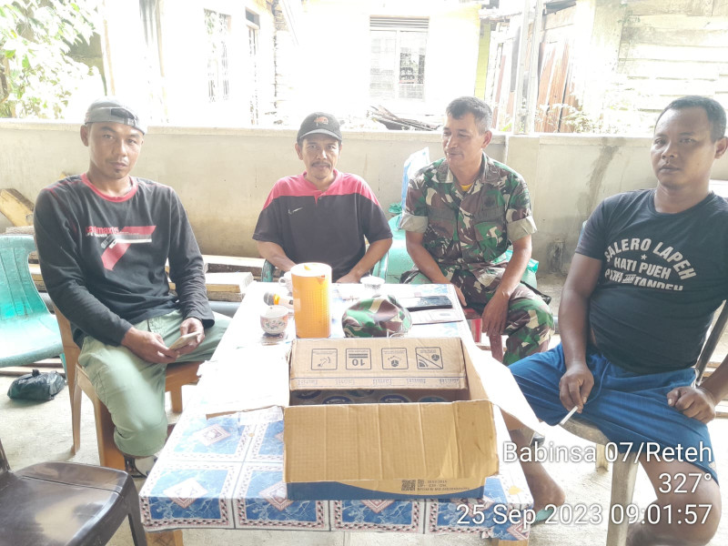 Bersama Tokoh Masyarakat, Koramil 07/Reteh Selalu Jaga Hubungan Silaturahmi Dengan Aparat Desa