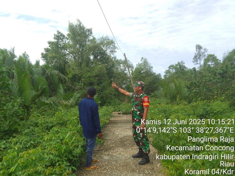 Patroli dan Sosialisasi Karhutla di Desa Panglima Raja Oleh Babinsa Koramil 04/Kuindra