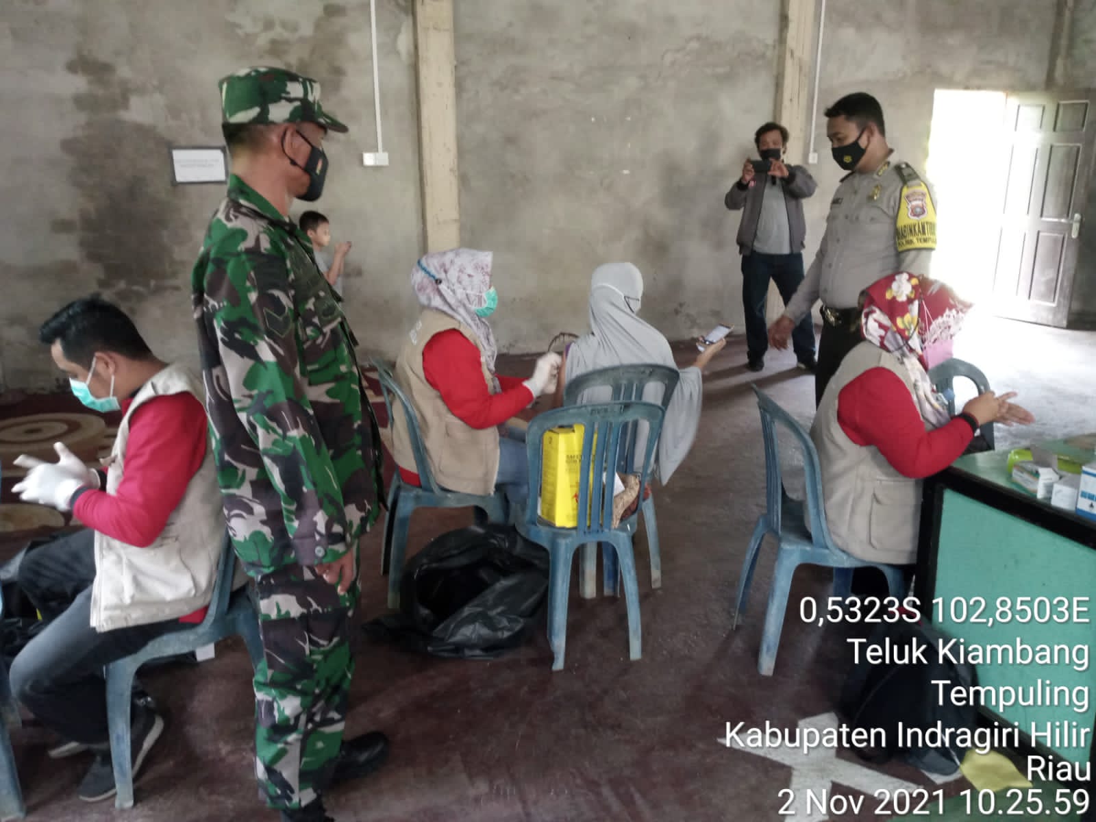 Babinsa Koramil 03/Tempuling Dampingi Pelaksanaan Vaksinasi Covid-19 di Desa Binaan