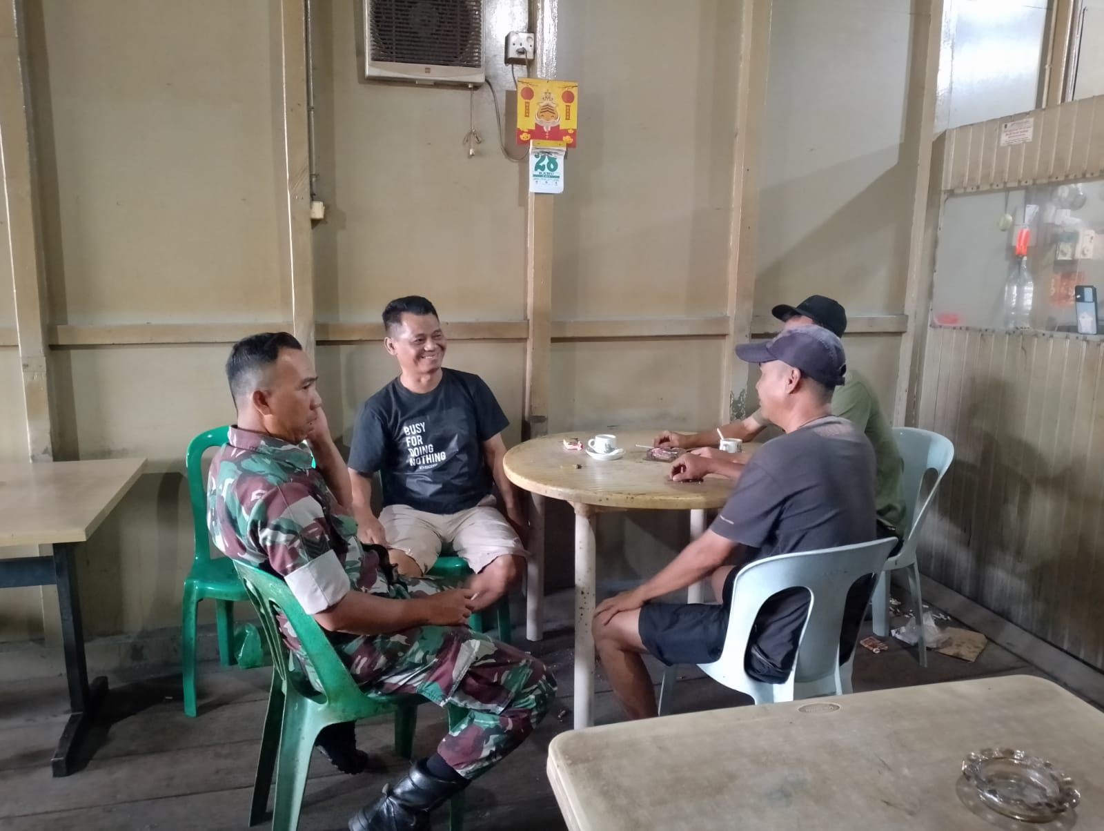 Babinsa Koramil 04/Kuindra Terus Mengingatkan Warga Agar Tetap Berhati-hati