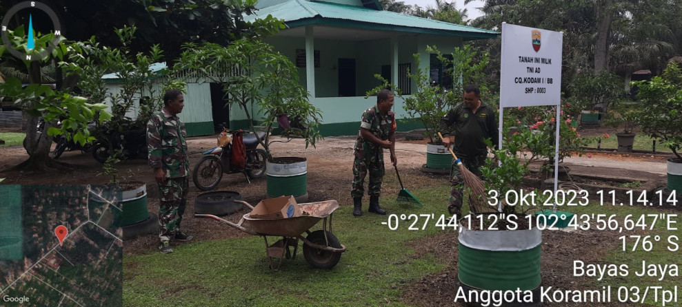 Giat Goro, Serma Damrianto Bersama Anggota Koramil Bersihkan Pos Koramil