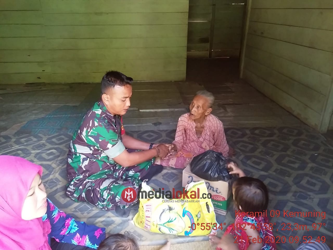 Babinsa Air Balui Sambangi dan Beri Bantuan Sembako kepada Warga di Kecamatan Kemuning