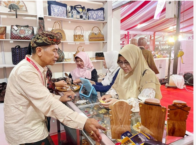 Hadiri Puncak Peringatan HUT Dekranas Ke-42 di Kota Medan, Ketua Dekranasda Inhil Hj. Zulaikhah Wardan Tinjau Expo Dekranas