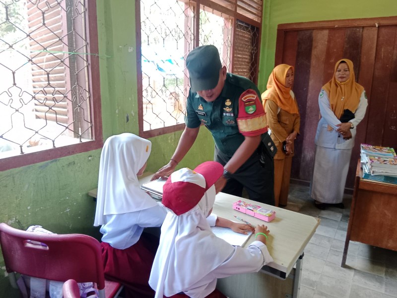 Babinsa Koramil 09/Kemuning Kawal Gizi Siswa, 536 Pelajar di Tiga Desa Terima Menu Seimbang
