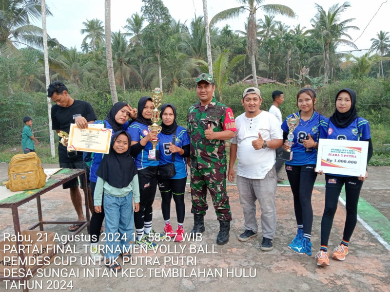 Ahmad Ependi menutup secara langsung Turnamen Bola Volly  Desa Sungai Intan