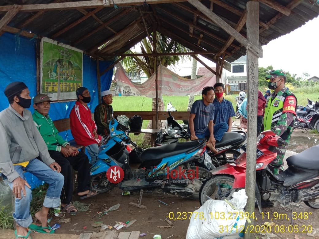 Jelang Pergantian Tahun, Babinsa Koramil 12/Batang Tuaka Komsos Protkes kepada Masyarakat