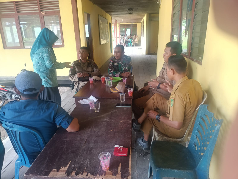 Babinsa Koramil 07/Reteh Perkuat Sinergitas dengan Pemerintah