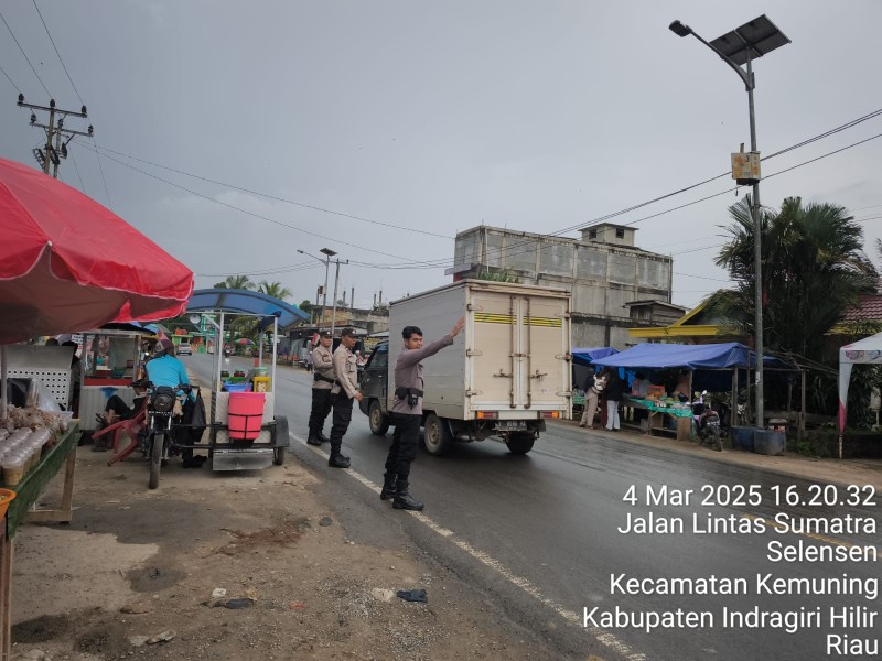 Kapolsek Kemuning Menghadirkan Rasa Aman dan Nyaman di Pasar Wadai