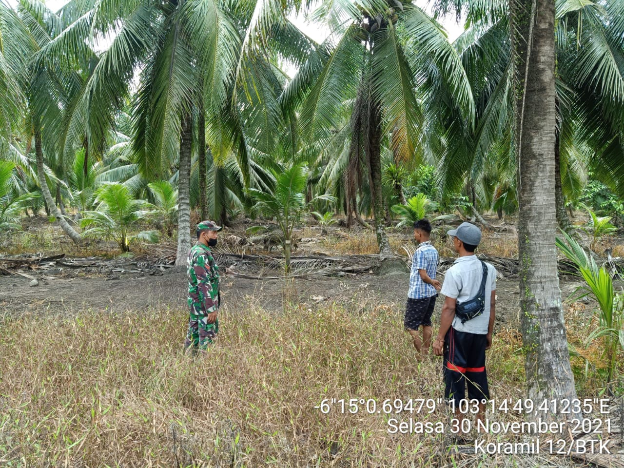 Serda Safrijon Babinsa Koramil 12/Batang Tuaka Patroli Karhutla Bersama Warga