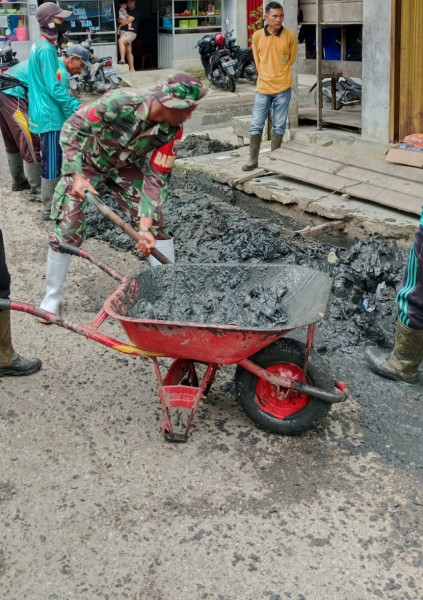 Giat Bersihkan Selokan, Babinsa Koramil 09/Kemuning Bersama Warga Lakukan Gotong-royong