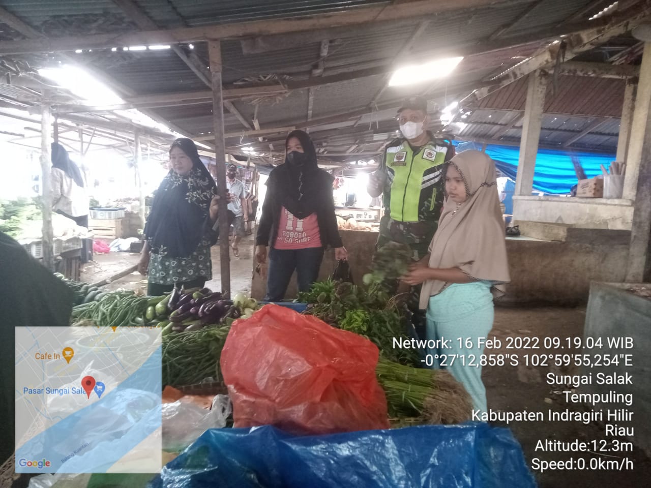 Babinsa 03/Tempuling Keliling Pasar Demi Ajak Warga Vaksin dan Taat Prokes