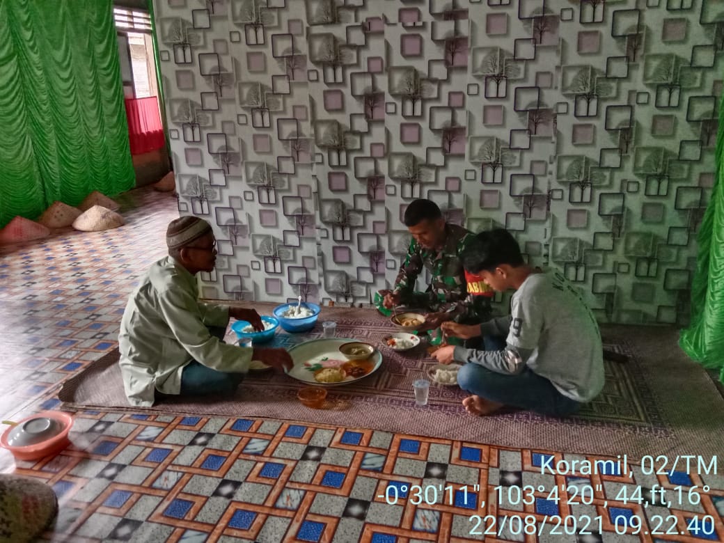 Sudah Seperti Keluarga, Babinsa di Inhil Ini Tak Sungkan Makan Setalam dengan Masyarakat