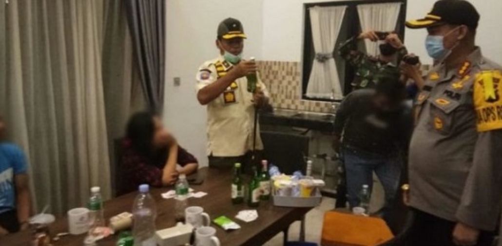 5 Remaja Pria dan 3 Wanita di Pekanbaru Sewa Villa Buat Mabuk