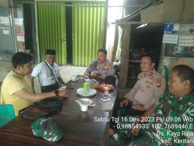 Babinsa Desa Kayu Raja Bersama Kapolsek Keritang Himbau Masyarakat Untuk Terus Menjaga Kelancaran Pesta Demokrasi Nantinya