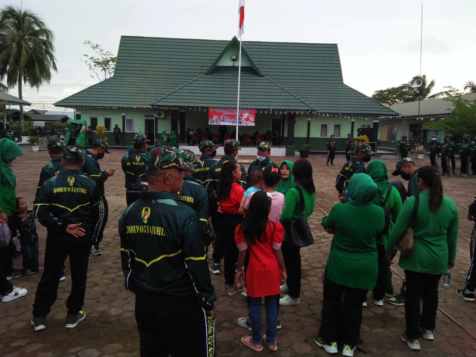 Dalam Memeriahkan HUT RI Ke 77, Babinsa Koramil 04/Kuindra Lakukan Upacara Pembukaan Perlombaan