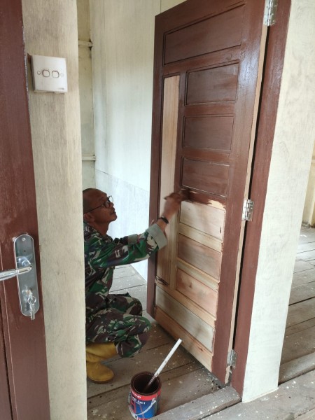 Satgas TMMD Kodim 0314/Inhil Lanjutkan Pengecatan Dinding Dan Pintu Rumah Layak Huni