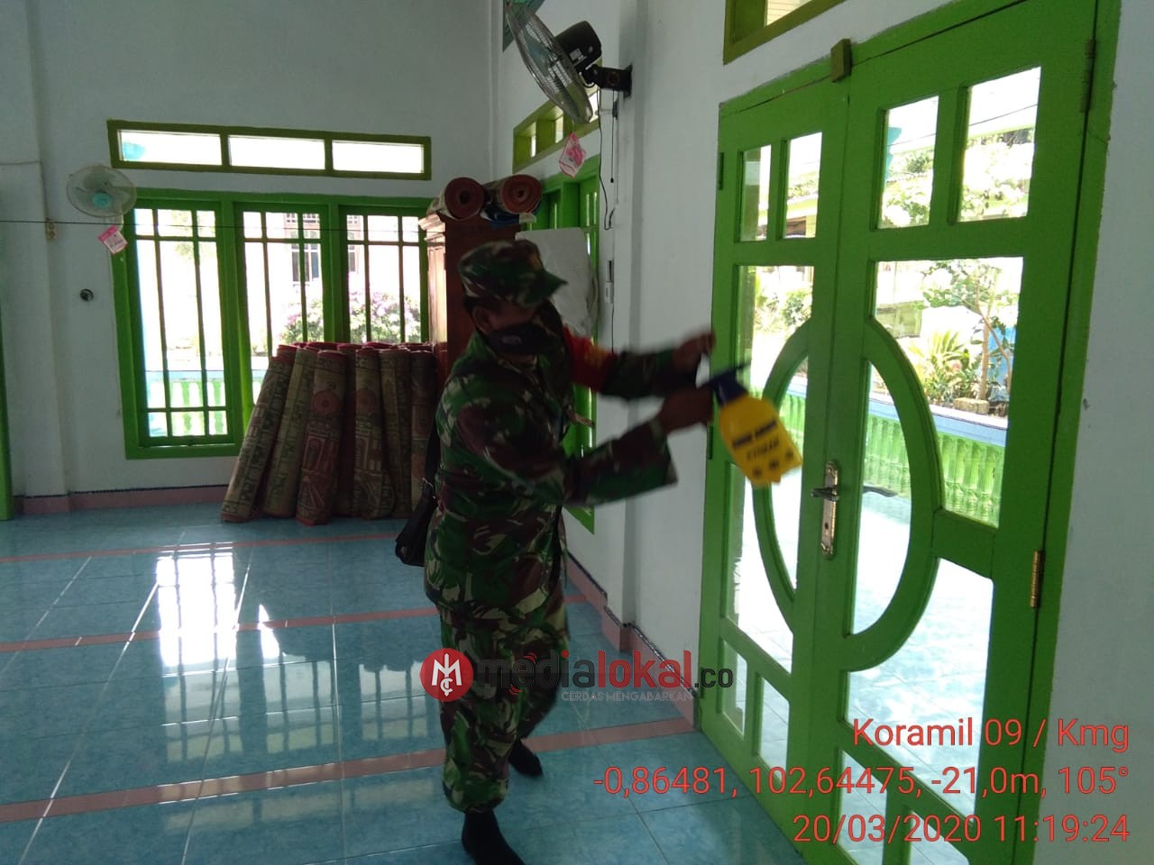 Koramil 09/Kemuning Bersama Puskesmas Keritang Hulu Gelar Penyemprotan Covid-19