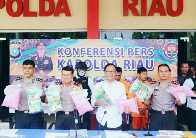 Polda Riau Rilis Penangkapan Pelaku Shabu 55 Kg dan 46.718 Butir Pil Extacy