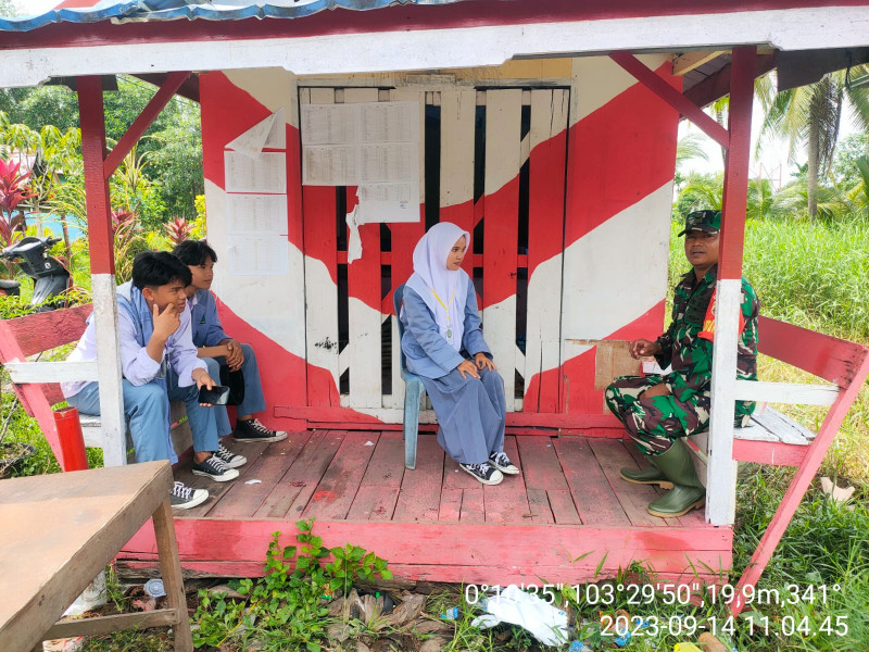 Babinsa Koramil 10/Pelangiran Berikan Pengetahuan dan Wawasan Terhadap Siswa-siswi Madrasah Aliyah Nurul Wathan