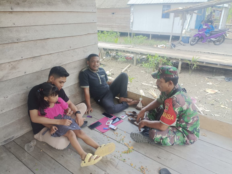 Sambangi Kediaman Warga, Babinsa Koramil 03/Tempuling Lakukan Komsos