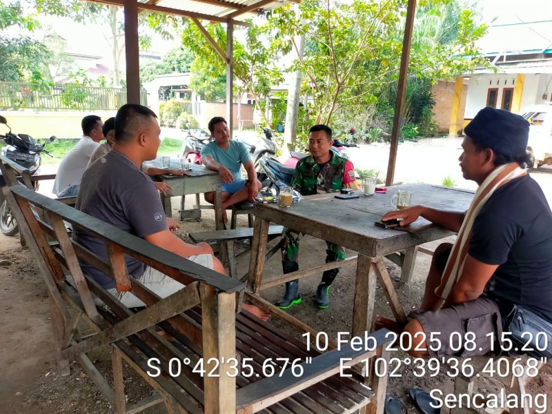 Babinsa Koramil 09/Kemuning: Melaksanakan Komsos dengan Masyarakat