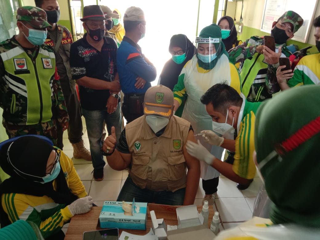 Babinsa Koramil 03/Tempuling Hadiri Giat Pencanangan Vaksinasi Covid 19 di UPT Puskesmas Tempuling