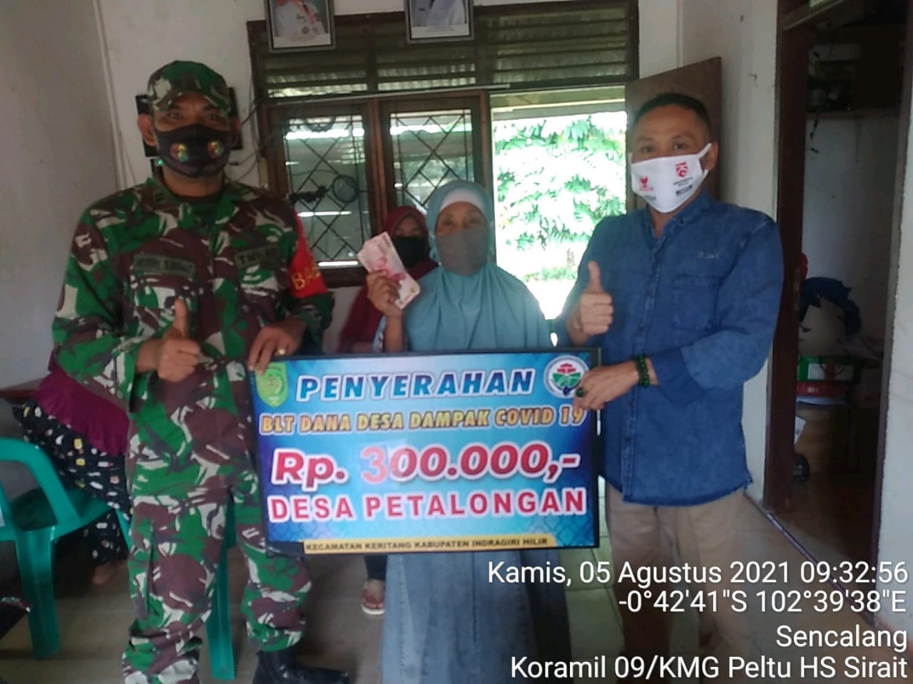 Babinsa Koramil 09/Kemuning Dampingi Penyaluran BLT di Desa Petalongan