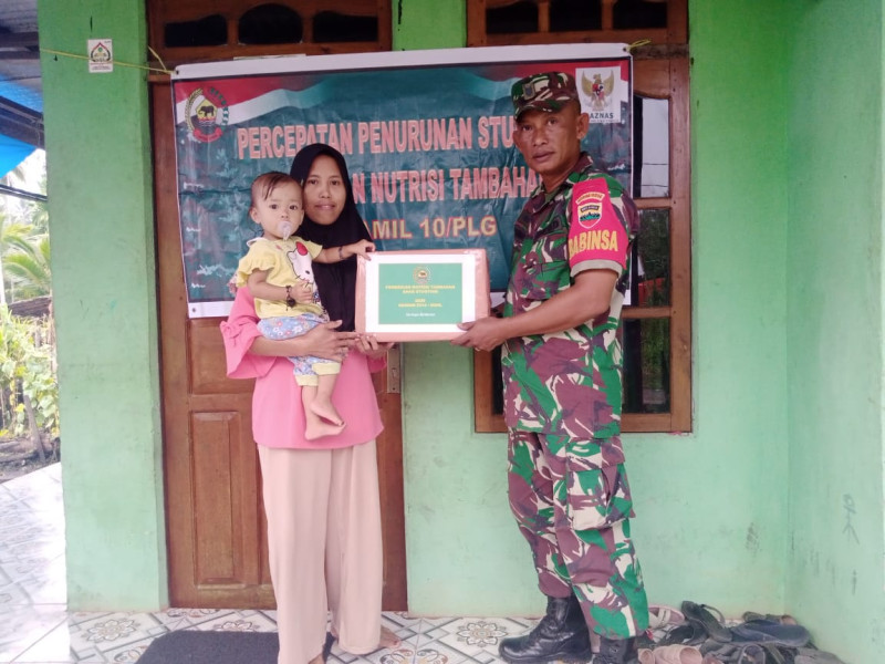 Berikan Bantuan Gizi Kepada Anak Stunting Oleh Danramil 10/Plg di Binaan