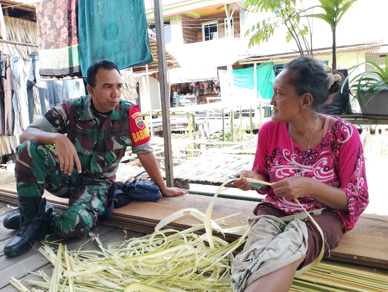 Masyarakat Berikan Gambaran Terhadap Pengelohan Lidi Bersama Babinsa Koramil 04/Kuindra