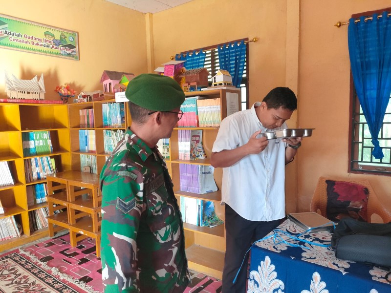 Babinsa Koramil 03/Tpl Dampingi Penyaluran Makan Bergizi Gratis, Pastikan Kualitas Makanan Terjaga