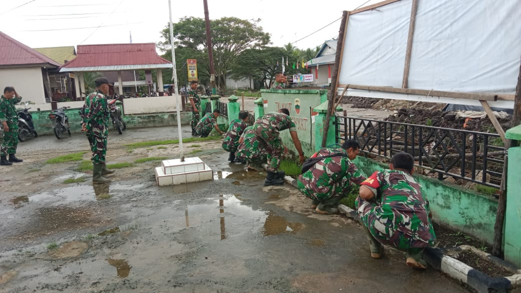 Babinsa Koramil 05/GAS Bersama Jajaran Goro Bersihkan Halaman Kantor