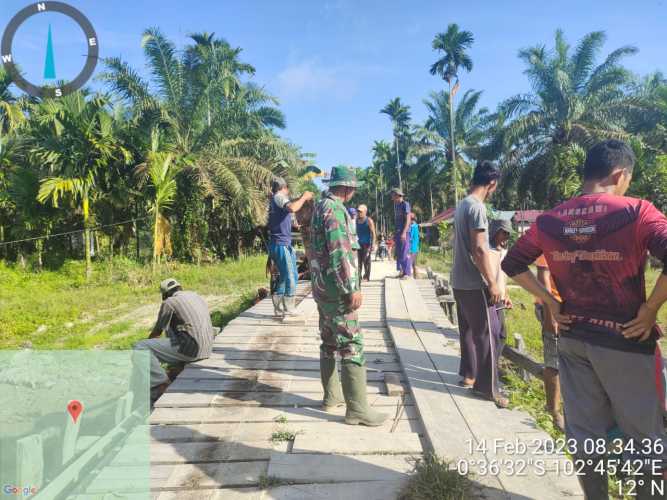 Babinsa Koramil 09/Kemuning Lakukan Kerjasama Bergotong Royong Bersama Warga