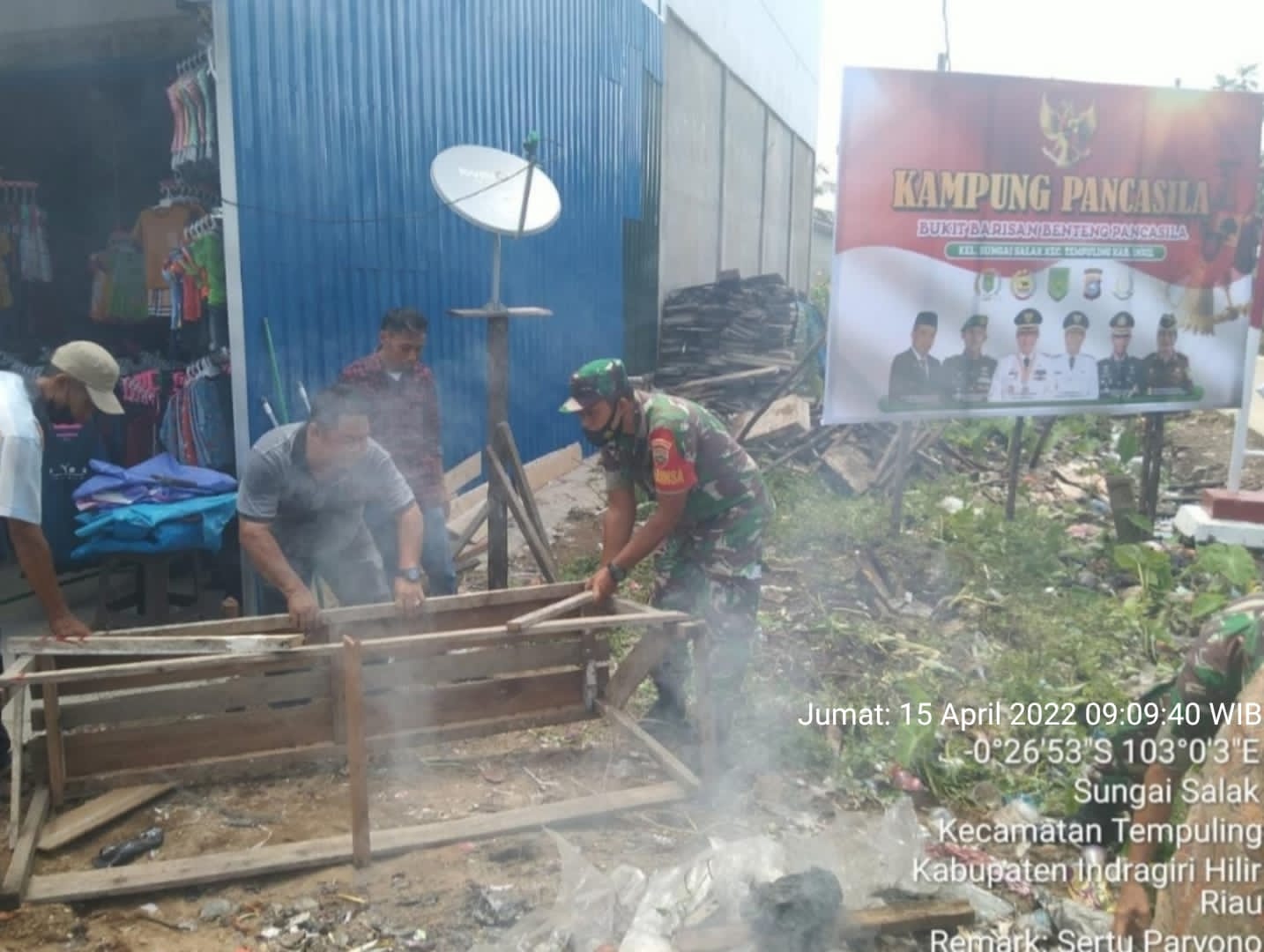 Babinsa Koramil 03/Tempuling Gotong Royong di Kampung Pancasila