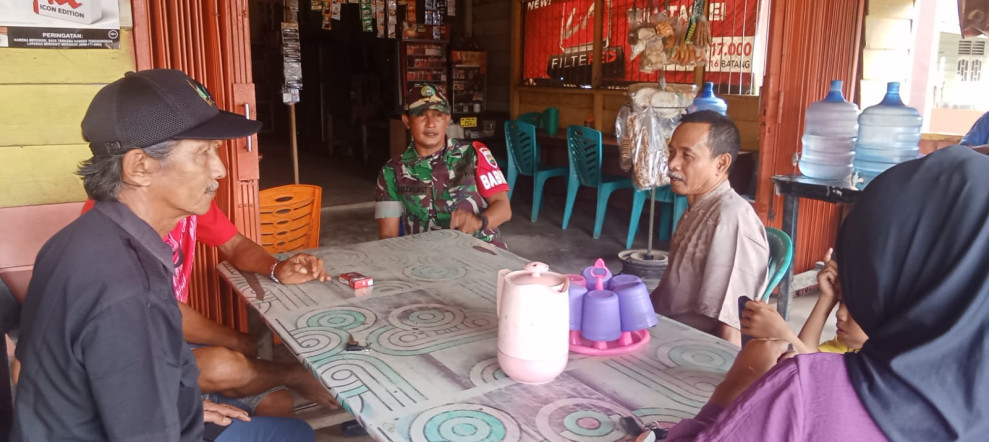 Babinsa Koramil 09/Kmg Berikan Informasi Terkait Keamanan dan Kenyamanan Di Lingkungan Setempat Melalui Komsos