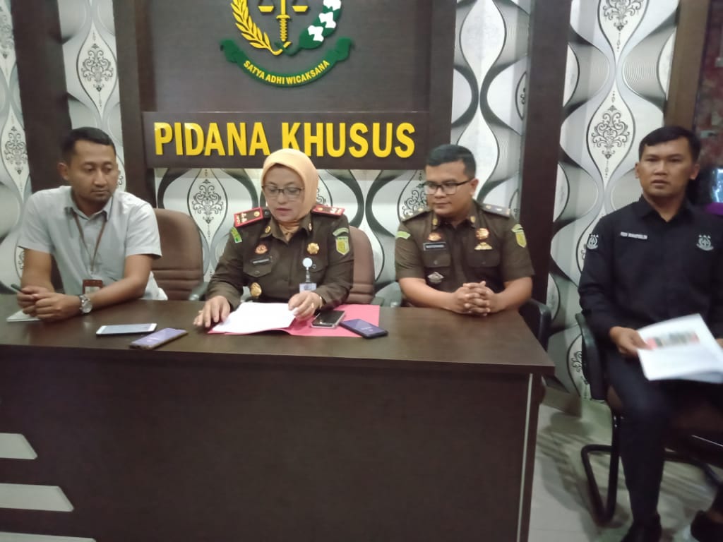 Kajari Bengkalis Siapkan 7 JPU Bawa Kasus Korupsi UED-SP Bukit Batu Tri Laksamana Ke Persidangan Kajari Bengkalis Siapkan 7 JPU Bawa Kasus Korupsi UED-SP Bukit Batu Tri Laksamana Ke Persidangan
