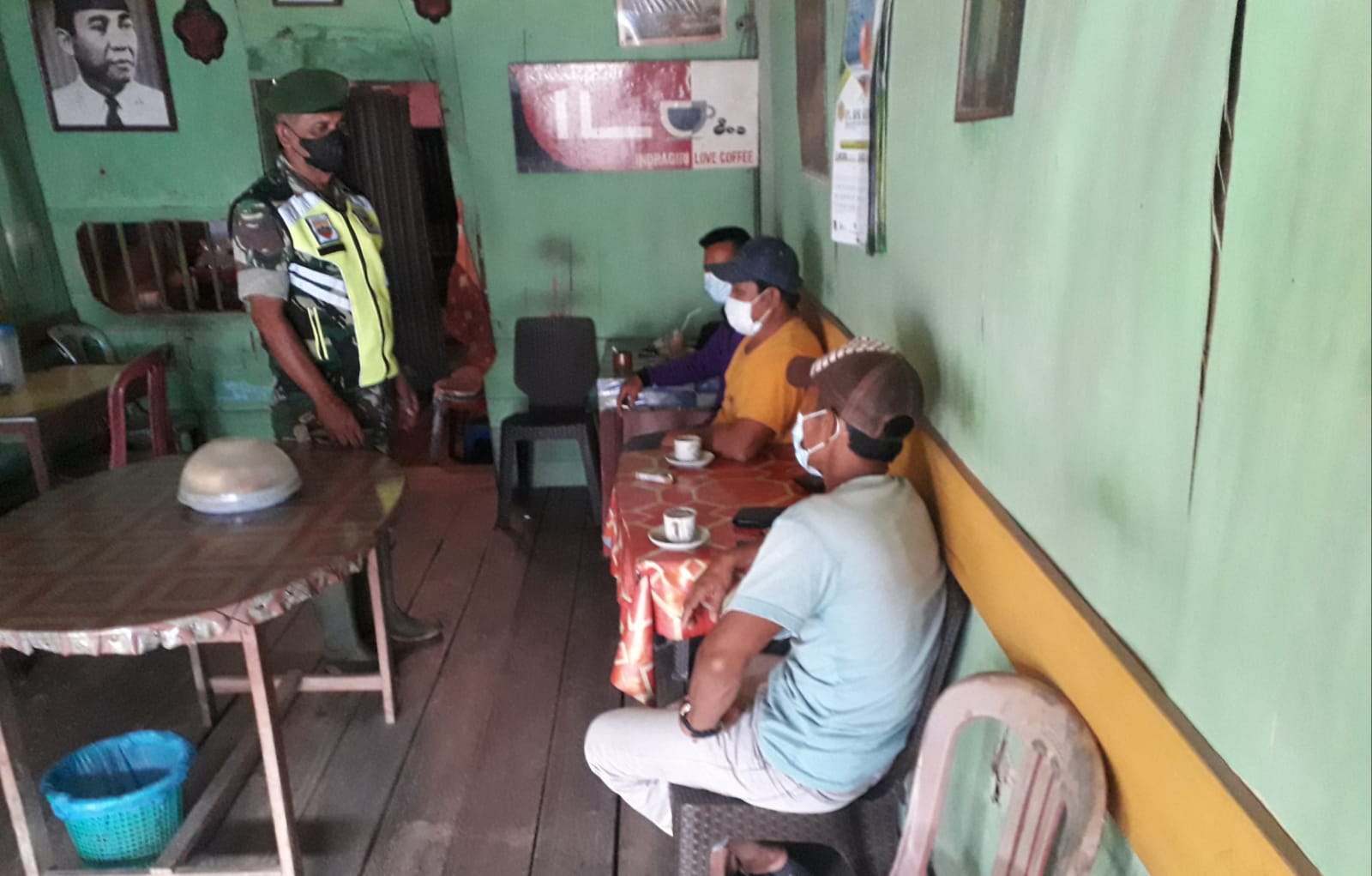 Keluar Masuk Warung, Koramil 04/Kuindra Rutin Lakukan Penegakan Protkes