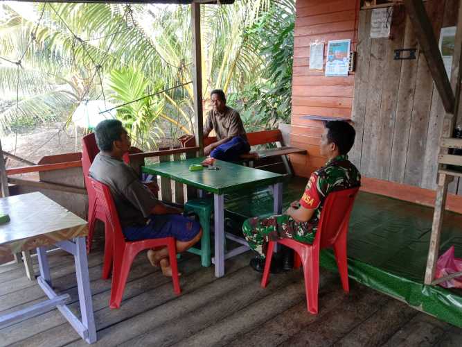 Babinsa Koramil 04/Kuindra Himbau Masyarakat Untuk Selalu Berhati-hati Pada Cuaca Saat Ini