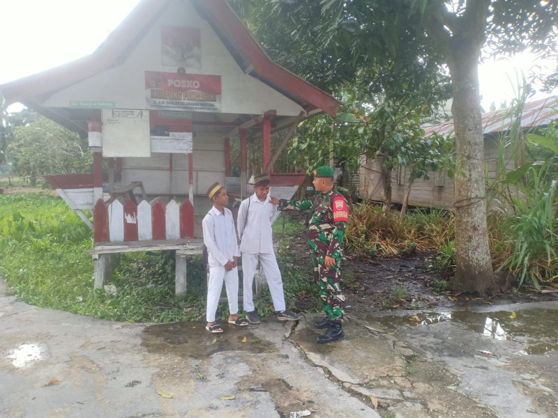 Bersama Pelajar, Babinsa Serka Ferry Barus Jalin Komunikasi Sosial dan Tingkatkan Kekompakan